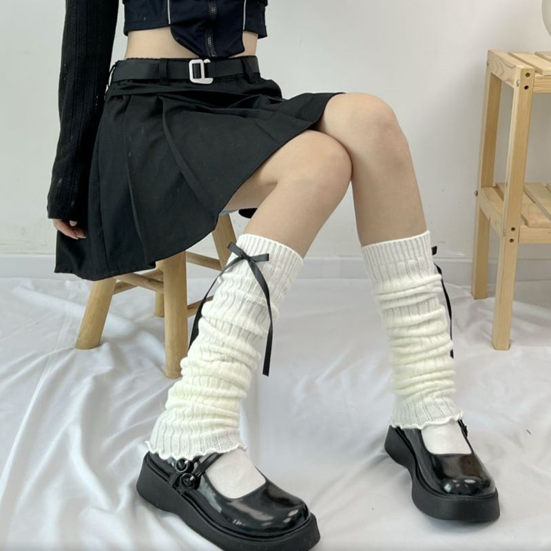 ถุงเท้ากองสีดำและสีขาวญี่ปุ่น