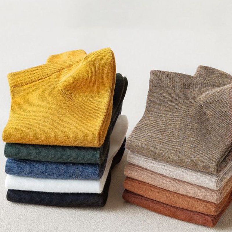 ถุงเท้าสั้น ๆ ของผู้ชายที่มีส้นปลอม ถุงเท้าสั้น ๆ ของผู้ชายที่มีส้นปลอม