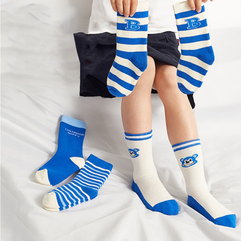 ถุงเท้าเด็ก Klein Blue Letter Men's Cotton Socks College สไตล์การระบายอากาศกลางถุงเท้า